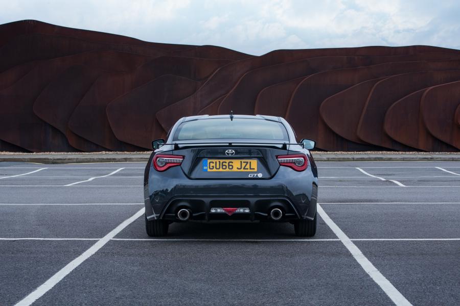  Toyota GT 86 2016 года  (UK) (фото 6 из 31)